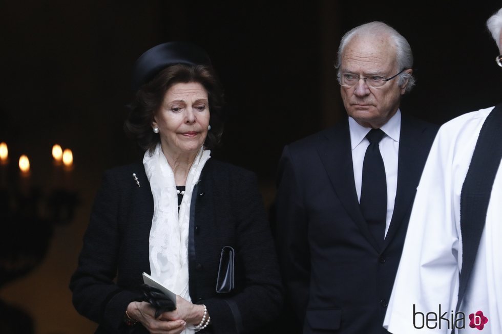 Los Reyes Silvia y Carlos Gustavo de Suecia en el funeral de Dagmar von Arbin