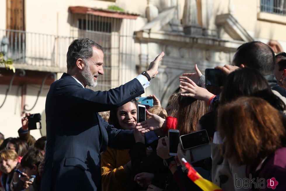 El Rey Felipe saluda a los ciudadanos y ciudadanas de Écija