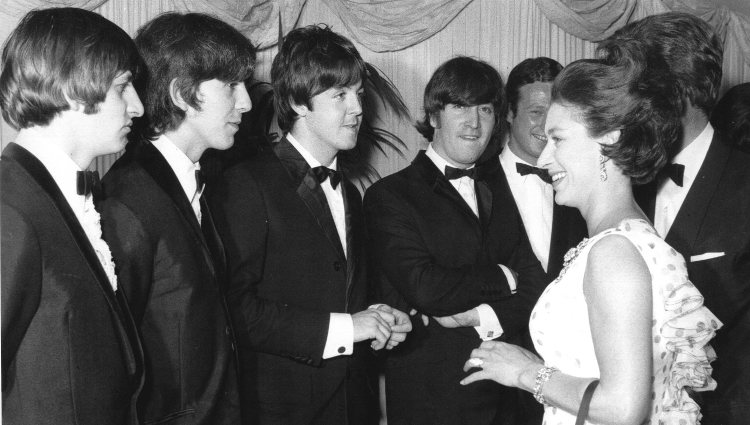 Los Beatles saludando a la Princesa Margarita de Inglaterra