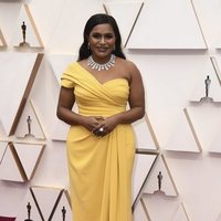 Mindy Kaling en la alfombra de los Oscar 2020
