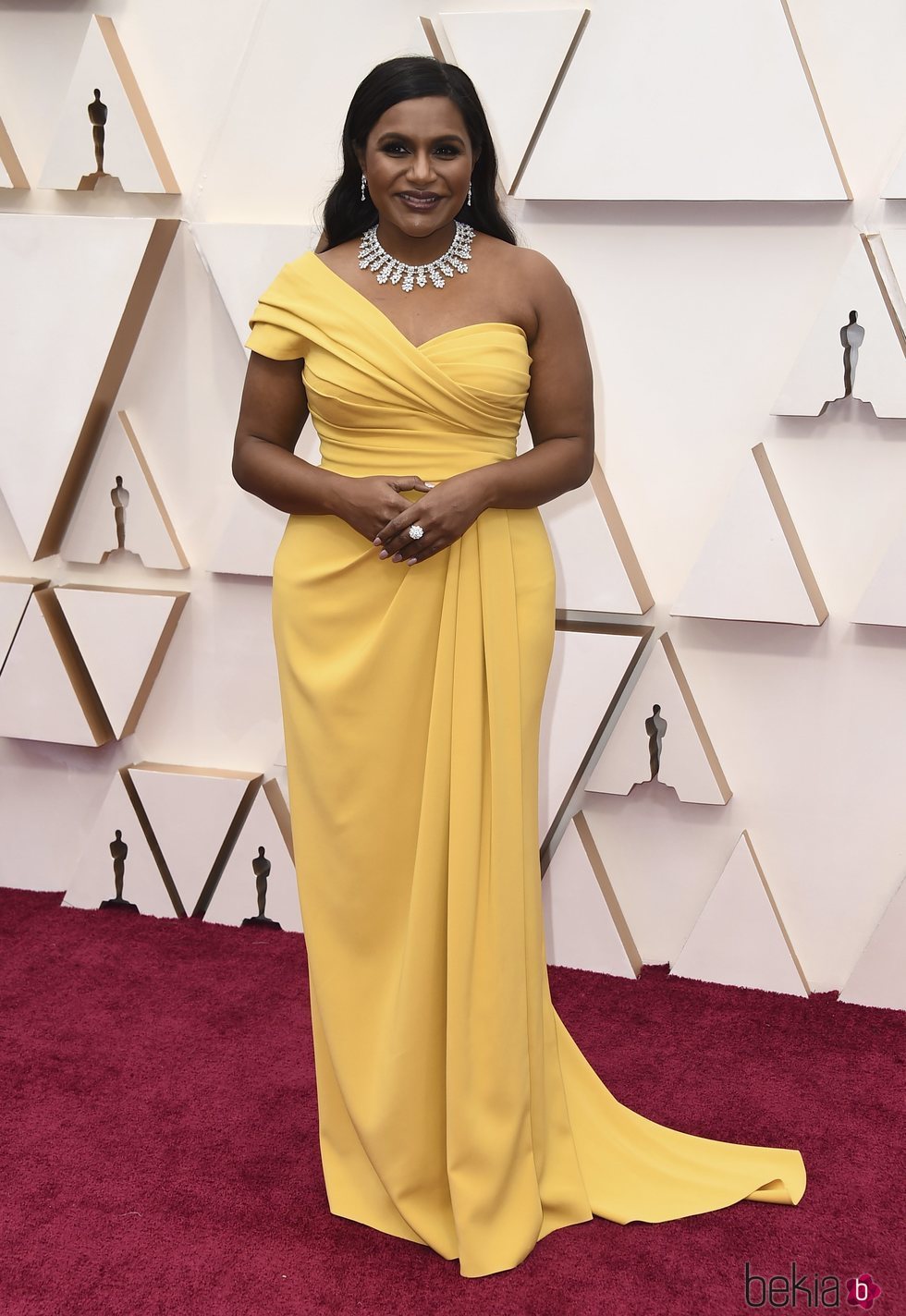 Mindy Kaling en la alfombra de los Oscar 2020