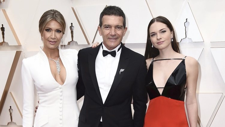 Antonio Banderas, Nicole Kimpel y Stella del Carmen en la alfombra de los Oscar 2020