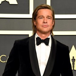 Brad Pitt posando con su Oscar 2020 a Mejor actor de reparto