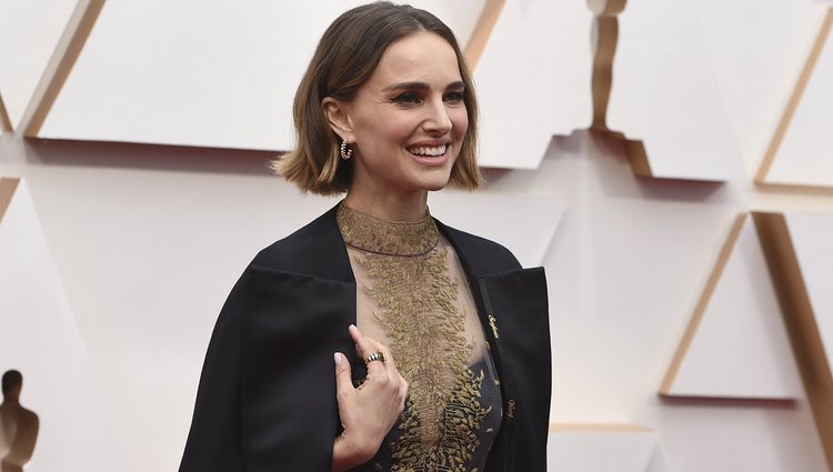 Natalie Portman luciendo un Dior en la alfombra roja de los Oscar 2020