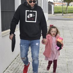 Kiko Rivera junto a su hija Ana por las calles de Sevilla