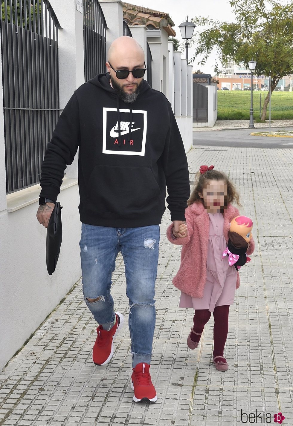 Kiko Rivera junto a su hija Ana por las calles de Sevilla