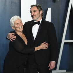 Joaquin Phoenix con su madre en la fiesta de Vanity Fair tras los Oscar 2020