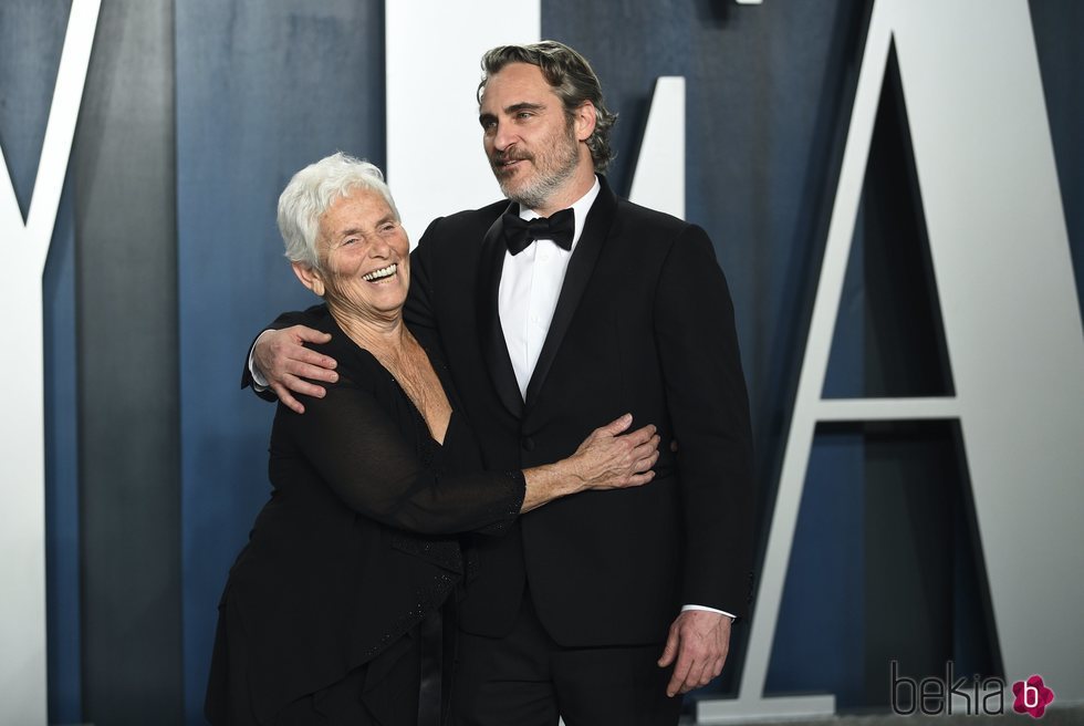 Joaquin Phoenix con su madre en la fiesta de Vanity Fair tras los Oscar 2020
