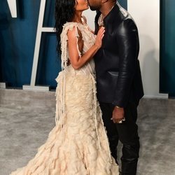 Kim Kardashian y Kanye West besándose en la fiesta de Vanity Fair tras los Oscar 2020