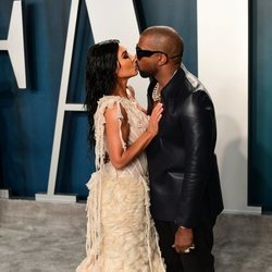 Kim Kardashian y Kanye West besándose en la fiesta de Vanity Fair tras los Oscar 2020
