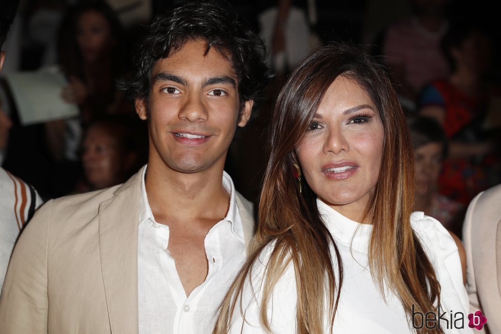 Ivonne Reyes con su hijo, Alejandro, en un evento