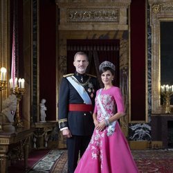Retrato oficial de gala de los Reyes Felipe y Letizia