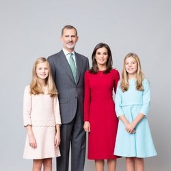 Retrato oficial de los Reyes Felipe y Letizia, la Princesa Leonor y la Infanta Sofía