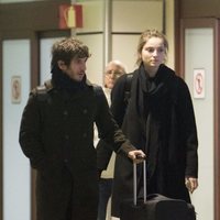 Quim Gutiérrez y Paula Willems en el aeropuerto de Madrid