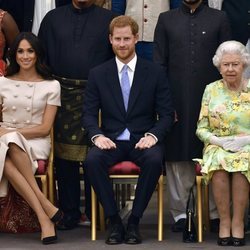 La Reina Isabel, el Príncipe Harry y Meghan Markle en los Queen's Young Leaders Awards