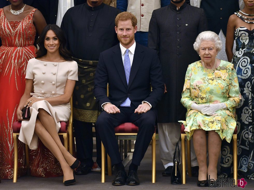 La Reina Isabel, el Príncipe Harry y Meghan Markle en los Queen's Young Leaders Awards