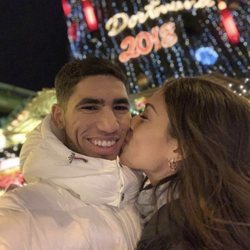 Hiba Abouk y Achraf Hakimi, celebrando juntos la Navidad 2018