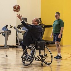 El Príncipe Guillermo jugando al baloncesto en silla de ruedas en el Centro de Rehabilitación Médica Stanford Hall