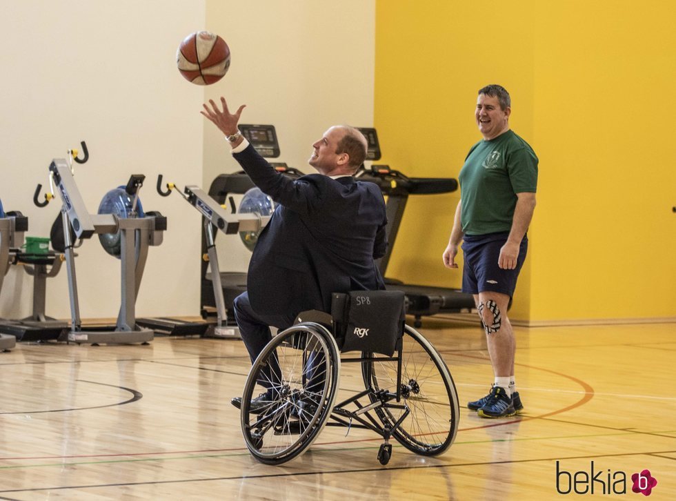 El Príncipe Guillermo jugando al baloncesto en silla de ruedas en el Centro de Rehabilitación Médica Stanford Hall