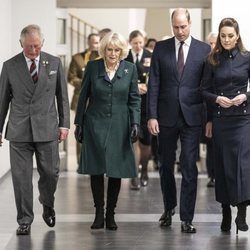El Príncipe Carlos y Camilla Parker con los Duques de Cambridge en su visita al Centro de Rehabilitación Médica Stanford Hall