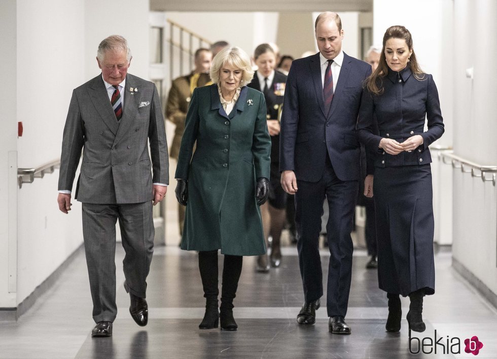 El Príncipe Carlos y Camilla Parker con los Duques de Cambridge en su visita al Centro de Rehabilitación Médica Stanford Hall