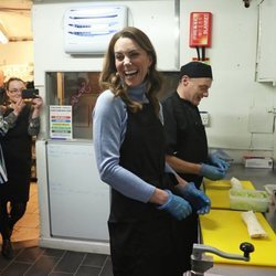 Kate Middleton preparando comida en el café Social Bite de Aberdeen