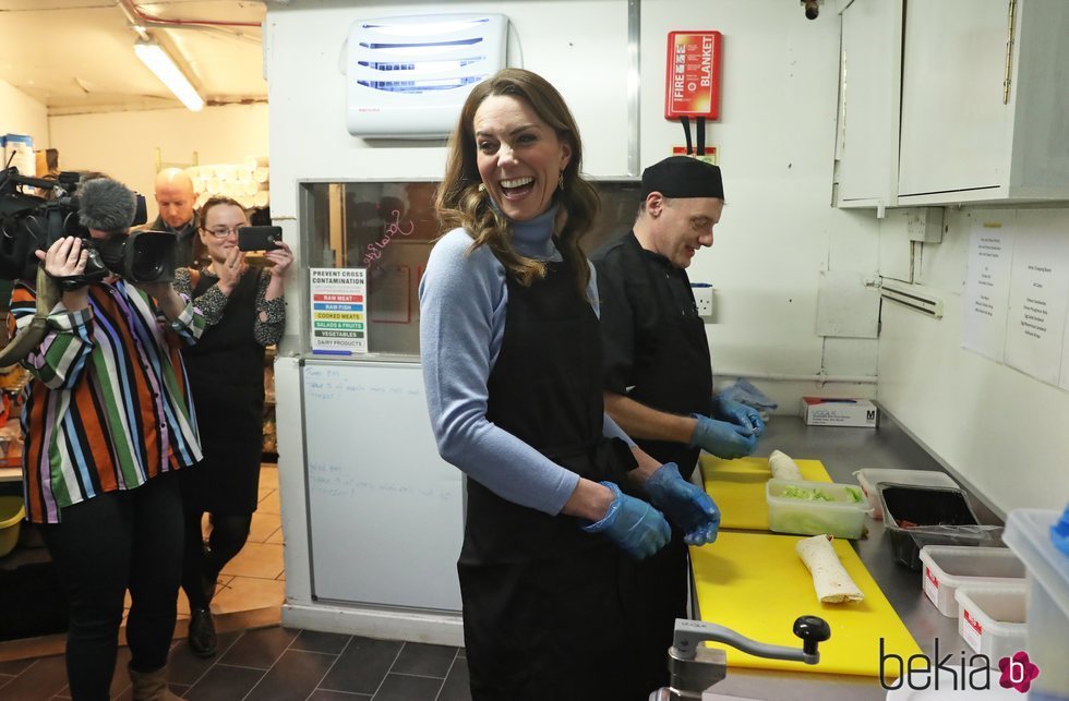 Kate Middleton preparando comida en el café Social Bite de Aberdeen