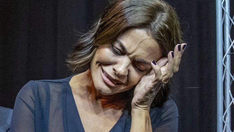 María José Suárez llorando por la muerte de Miguel Ángel Jiménez tras un desfile en CODE41 de Sevilla