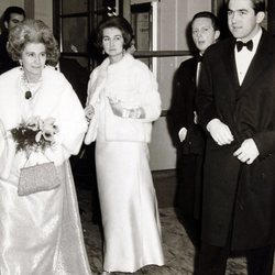 Federica de Grecia junto a sus hijos, la Reina Sofía y el Rey Constantino