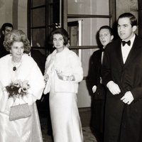 Federica de Grecia junto a sus hijos, la Reina Sofía y el Rey Constantino