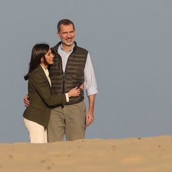 El Rey Felipe VI y la Reina Letizia pasenado abrazados por el Parque Natural de Doñana