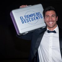 Gianmarco Onestini posando con su maletín de ganador de 'El tiempo del descuento'