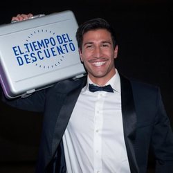 Gianmarco Onestini posando con su maletín de ganador de 'El tiempo del descuento'