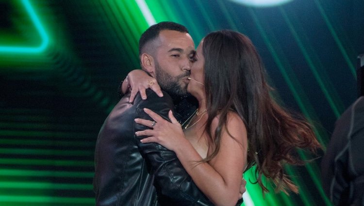 Anabel Pantoja besando a Omar Sánchez en la gala final de 'El tiempo del descuento'
