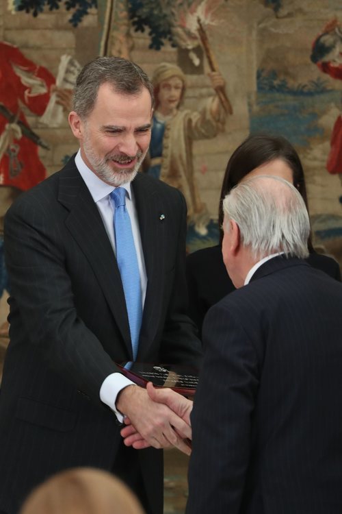 El Rey Felipe saluda a Valentín Fuster en los Premios Nacionales de Investigación 2019