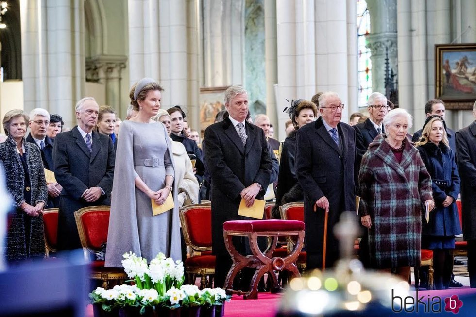 Alberto y Paola de Bélgica junto a los Reyes Felipe y Matilde en la misa en recuerdo a los miembros fallecidos de la Familia Real Belga