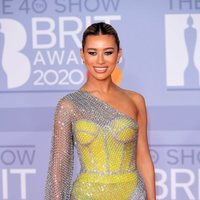 Montana Brown en la alfombra roja de los Brit Awards 2020