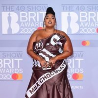 Lizzo en la alfombra roja de los Brit Awards 2020