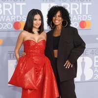 Mabel y su madre, Neneh Cherry, en la alfombra roja de los Brit Awards 2020