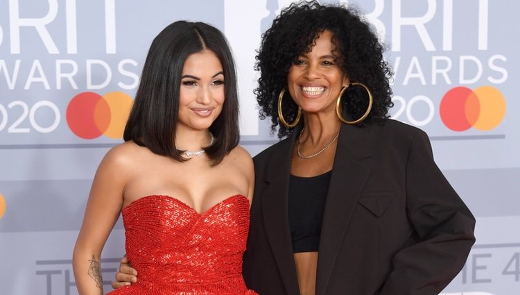 Mabel y su madre, Neneh Cherry, en la alfombra roja de los Brit Awards 2020