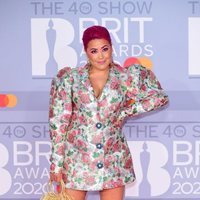Megan Jayne Crabbe en la alfombra roja de los Brit Awards 2020