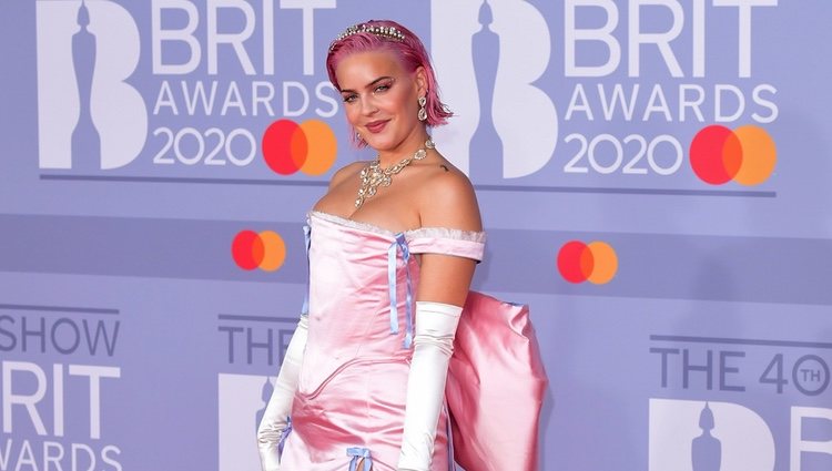 Anne-Marie en la alfombra roja de los Brit Awards 2020