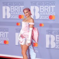 Anne-Marie en la alfombra roja de los Brit Awards 2020