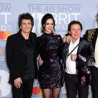 Ronnie Wood, Sally Wood, Kenney Jones, Rod Stewart y Penny Lancaster en los Brit Awards 2020
