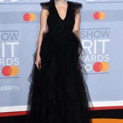 Charli XCX en la alfombra roja de los Brit Awards 2020