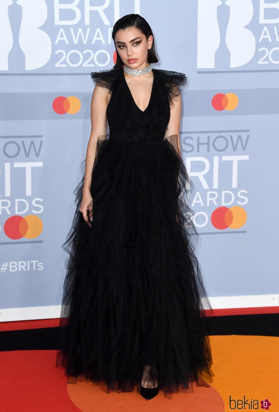 Charli XCX en la alfombra roja de los Brit Awards 2020