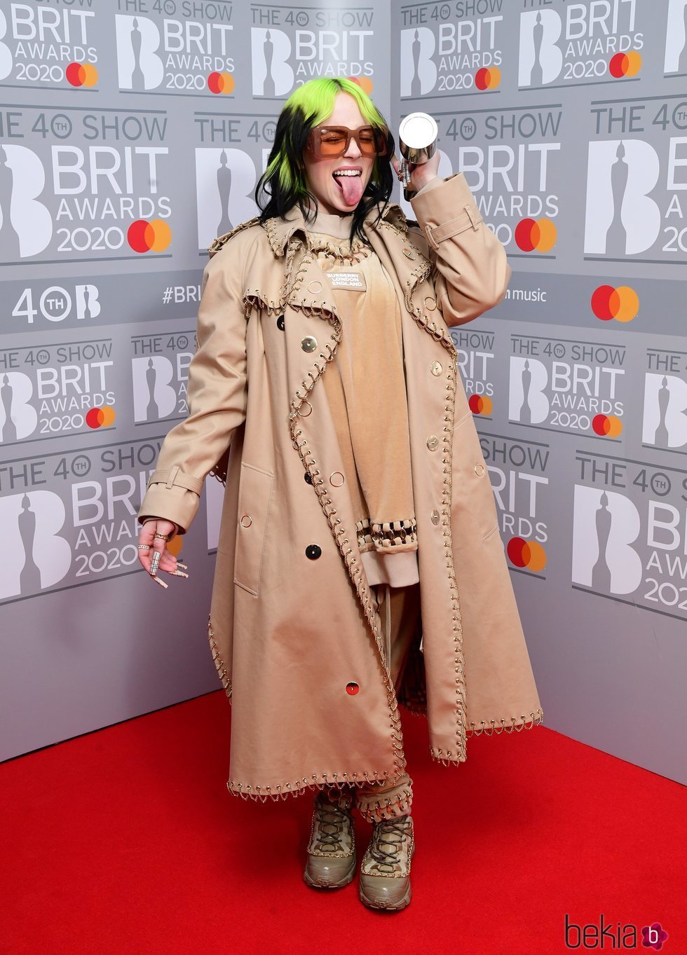 Billie Eilish posa con su premio tras los Brit Awards 2020