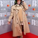 Billie Eilish posa con su premio tras los Brit Awards 2020