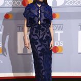Hailee Steinfeld en la alfombra roja de los Brit Awards 2020