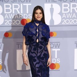 Hailee Steinfeld en la alfombra roja de los Brit Awards 2020